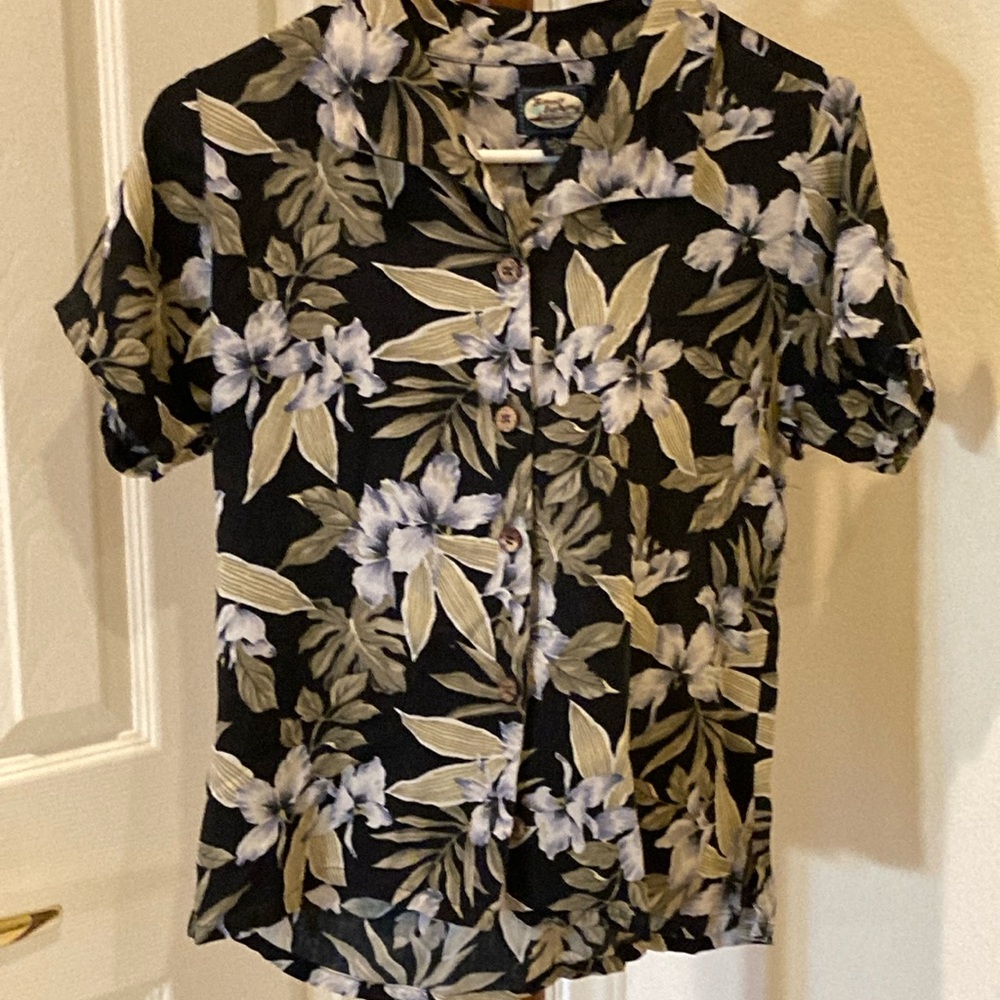 ♥️SILK♥️Tommy Bahama button down blouse